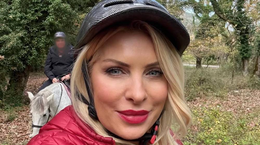Ελένη Μενεγάκη: Με τη 10χρονη κόρη της για ιππασία στη φύση [εικόνες]