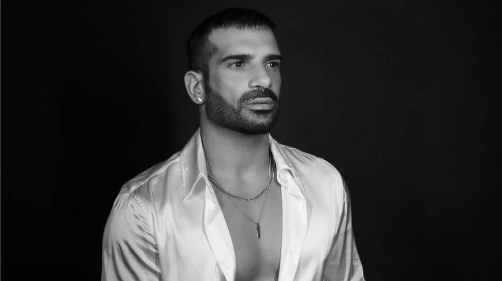 Νικόλας Κύπριος: «Ενώ τραγουδούσα ήρθε μια κοπέλα και με δάγκωσε στα χείλη» [βίντεο] 