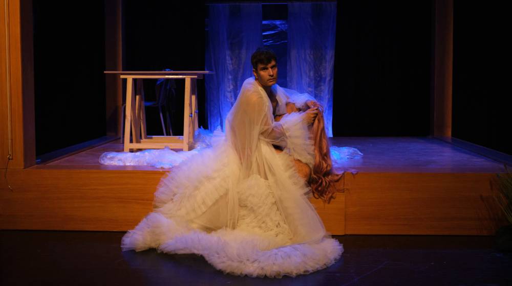 Γυμνός στη σκηνή ο Γρηγόρης Γεωργίου για τις ανάγκες του ρόλου [εικόνα]