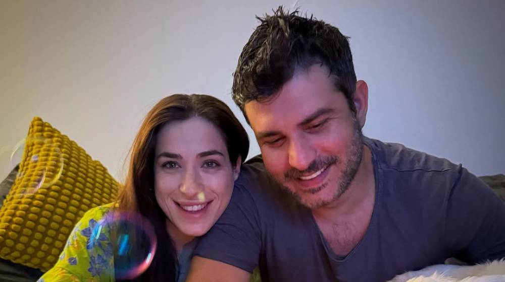 Η Μαρίλια Χαριδήμου σχολιάζει το γυμνό του συντρόφου της στη σκηνή [βίντεο]