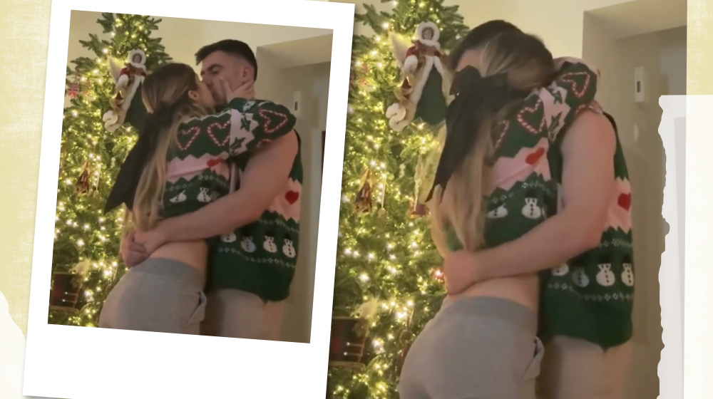 Φειδίας - Στυλιάνα: Τα φιλιά στα χείλη ντυμένοι matchy matchy μπροστά από το χριστουγεννιάτικο δέντρο τους