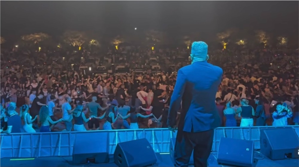 Τρισευτυχισμένος ο Έλληνας τραγουδιστής: Έγινε παππούς για πρώτη φορά [εικόνες]