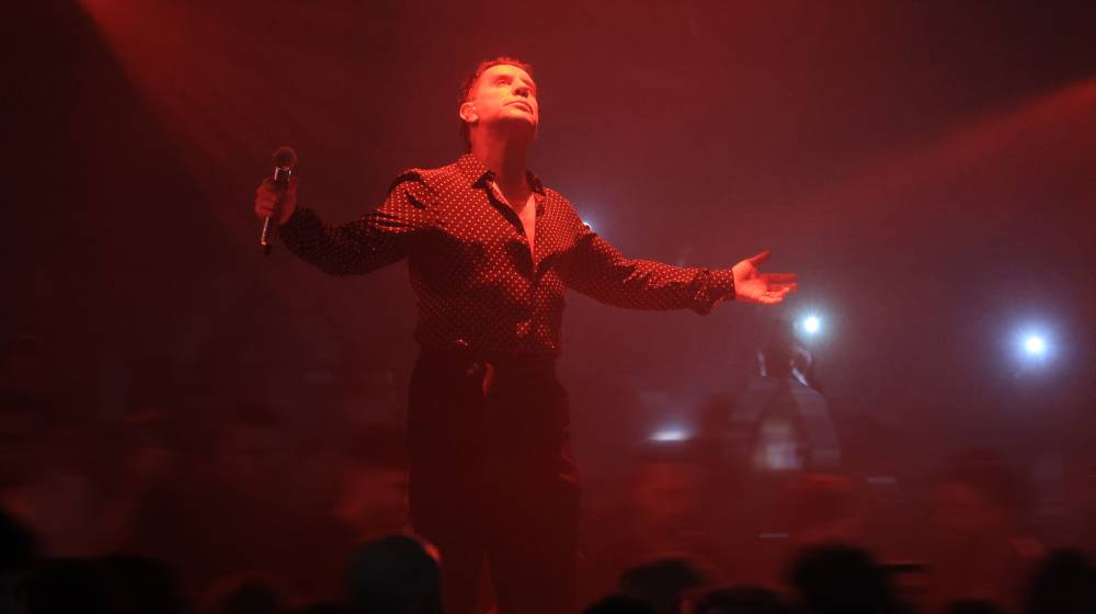 Μαζωνάκης: Κόπηκε το ρεύμα στο μαγαζί και τραγούδησε ακαπέλα με τον κόσμο [βίντεο]