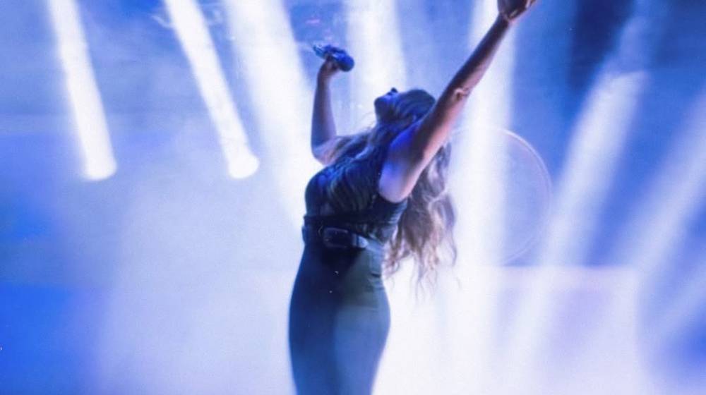 Το λιποθυμικό επεισόδιο Ελληνίδας τραγουδίστριας στο καμαρίνι [βίντεο]