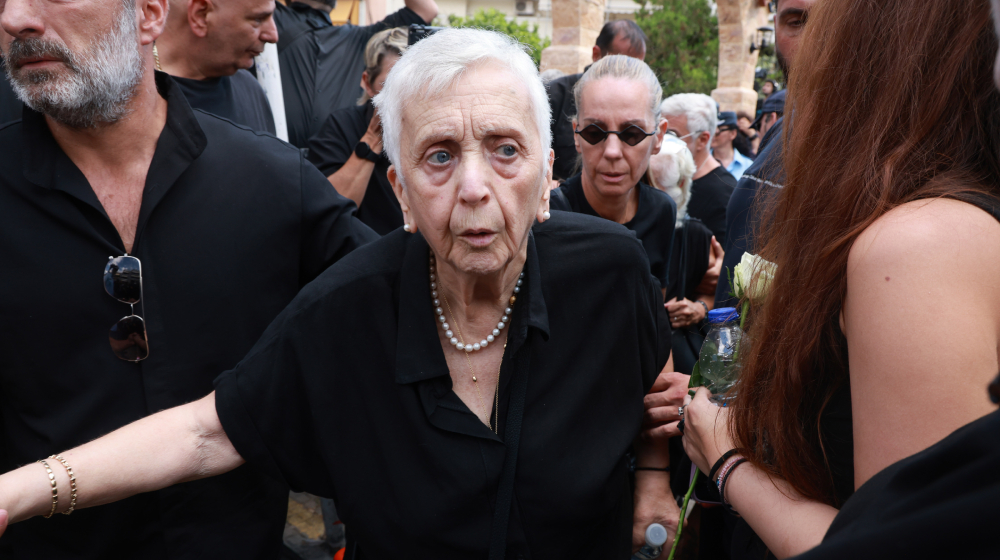 Σπαρακτικά λόγια από τη μητέρα του Μαζωνάκη: «Κλαίω συνέχεια. Ζητώ δικαίωση» [βίντεο]