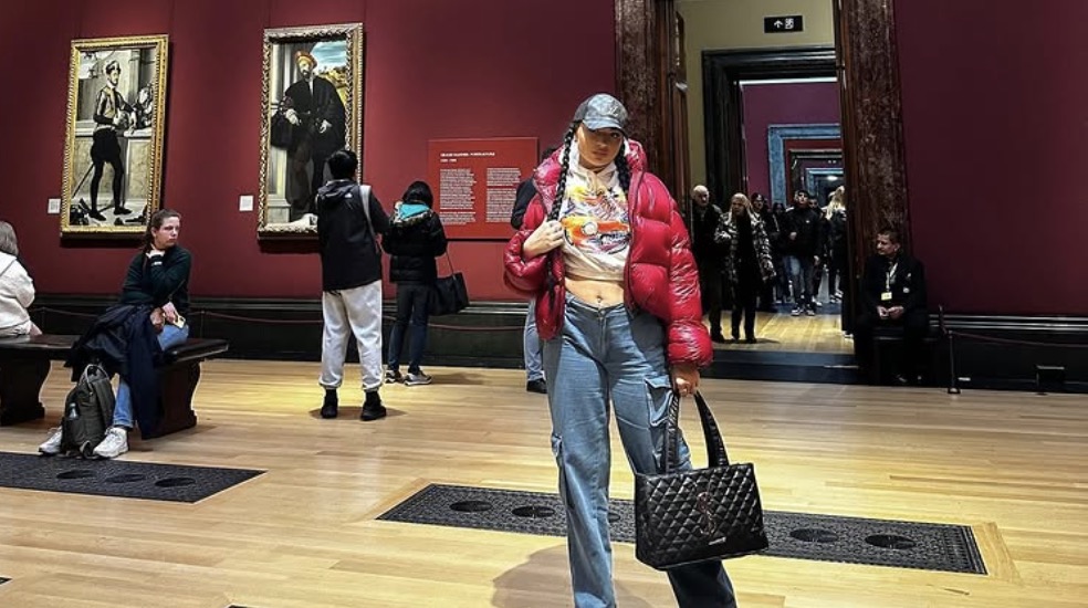 Άγνωστοι πυρπόλησαν το αυτοκίνητο Eλληνίδας τράπερ: Κατήγγειλε ότι δεχόταν απειλές