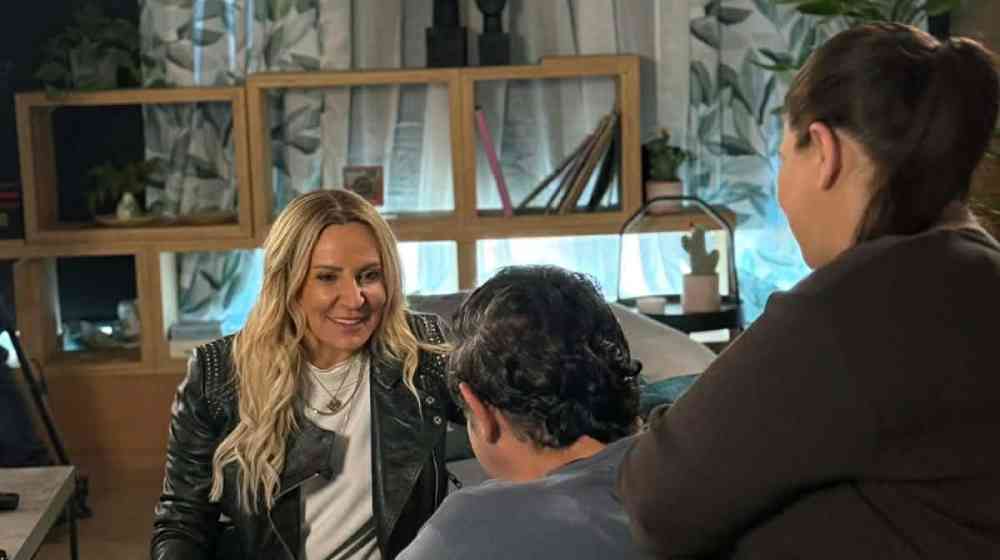 Γιώτα Δαμιανού: Εξασφαλίσαμε απόσπασμα και backstage υλικό από την εμφάνισή της στην «Οικογένεια Πουλλάκη» 