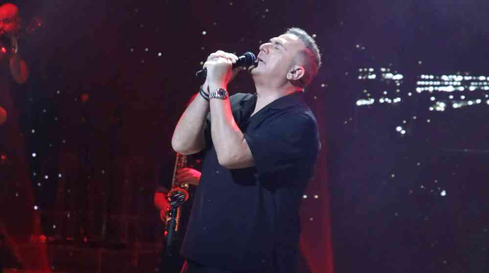 Αντώνης Ρέμος: Τραγούδησε το «Χρυσοπράσινο Φύλλο» στο London Palladium Theatre [βίντεο]