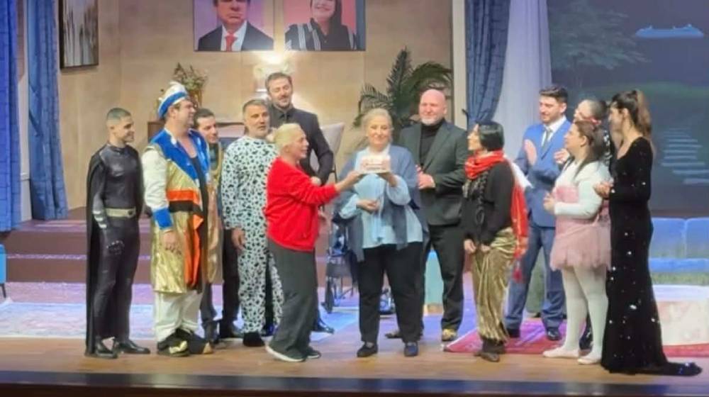 Έλενα Ευσταθίου: Συγκινημένη έσβησε τούρτα – έκπληξη στη σκηνή του θεάτρου [βίντεο]