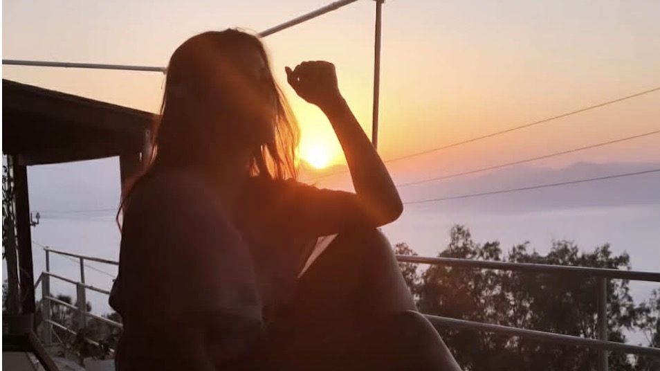 Eλληνίδα ηθοποιός αποκάλυψε on air πως διανύει τον 6ο μήνα εγκυμοσύνης [βίντεο]