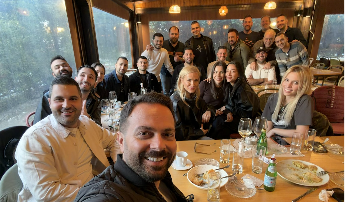 Ηλίας Βρεττός: Το lunch στη Λευκωσία μετά την είδηση του ξυλοδαρμού του [εικόνες]