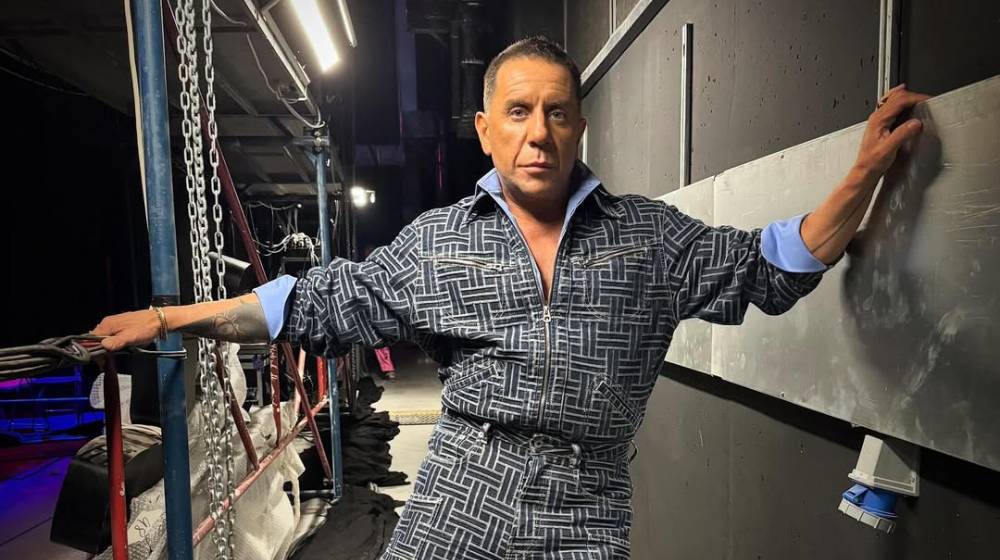 Γιώργος Μαζωνάκης: Η εκκεντρική εμφάνιση στα μαλλιά του [βίντεο]