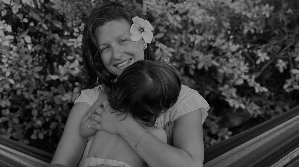 Νίκη Δραγούμη: Βόλτα στο πάρκο με τον γιο της, Άρη [εικόνα & βίντεο]