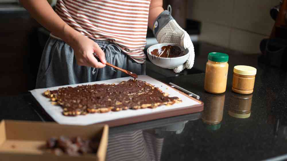 Γλυκό σνακ με χουρμάδες, φυστικοβούτυρο & μαύρη σοκολάτα