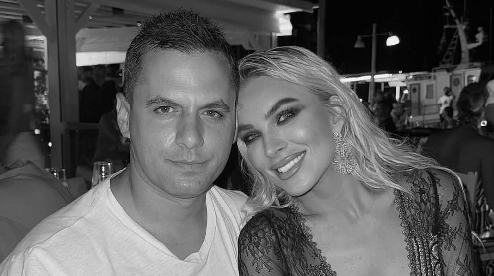 Κουτσουμπής: Ο σύντροφος της Καινούργιου βγήκε για δουλειές με t-shirt που γράφει «Daddy» [εικόνα]