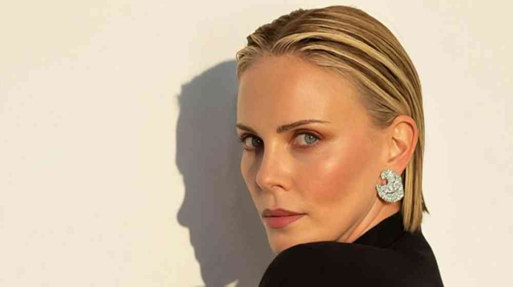 Charlize Theron: Περιγράφει τη νύχτα που η μητέρα της πυροβόλησε τον πατέρα της