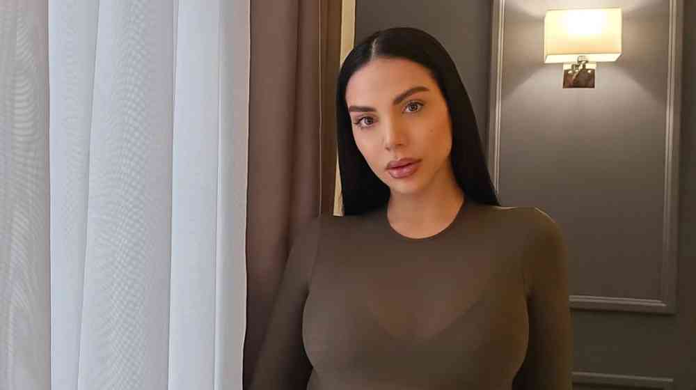 Το πουά είναι η τάση της άνοιξης και η Στέφανη Σόλωνος το γνωρίζει καλά 