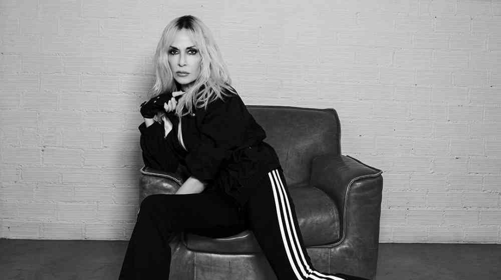 Άννα Βίσση: Επιλέγει δημιουργία Κύπριου σχεδιαστή με έμπνευση από τη Λάρνακα