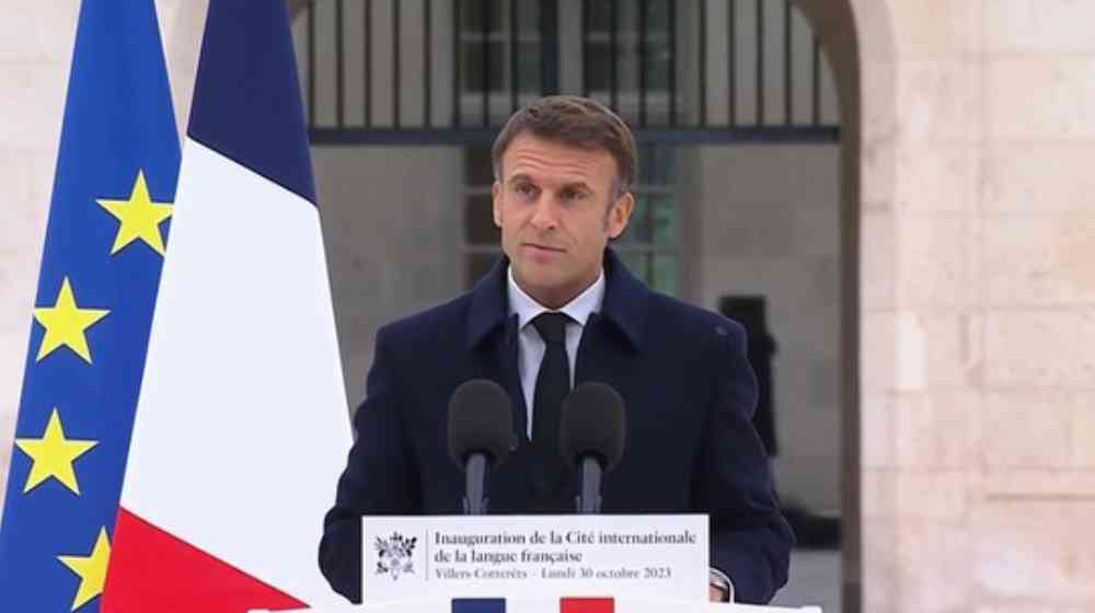 Ο Macron ακούει Μιχάλη Βιολάρη, Τζίμη Πανούση και Αλκίνοο Ιωαννίδη [εικόνα & βιντεο]