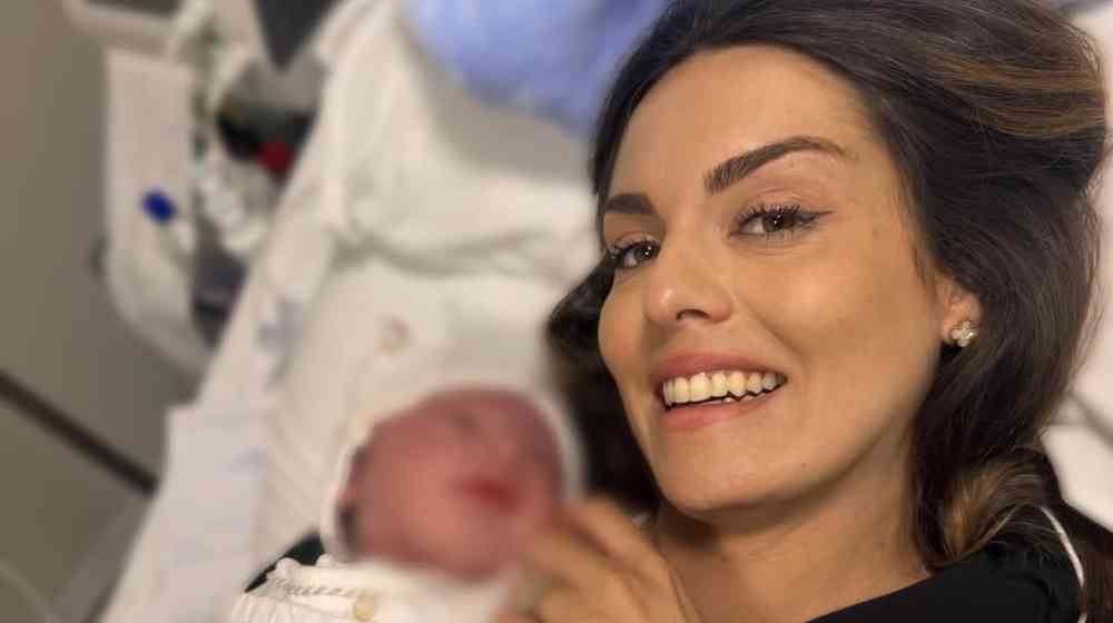Η Κρίστη Αγαπίου για τον τοκετό: «Γεννήσαμε σε λιγότερο από μιάμιση ώρα από την ώρα που φτάσαμε στην κλινική» 