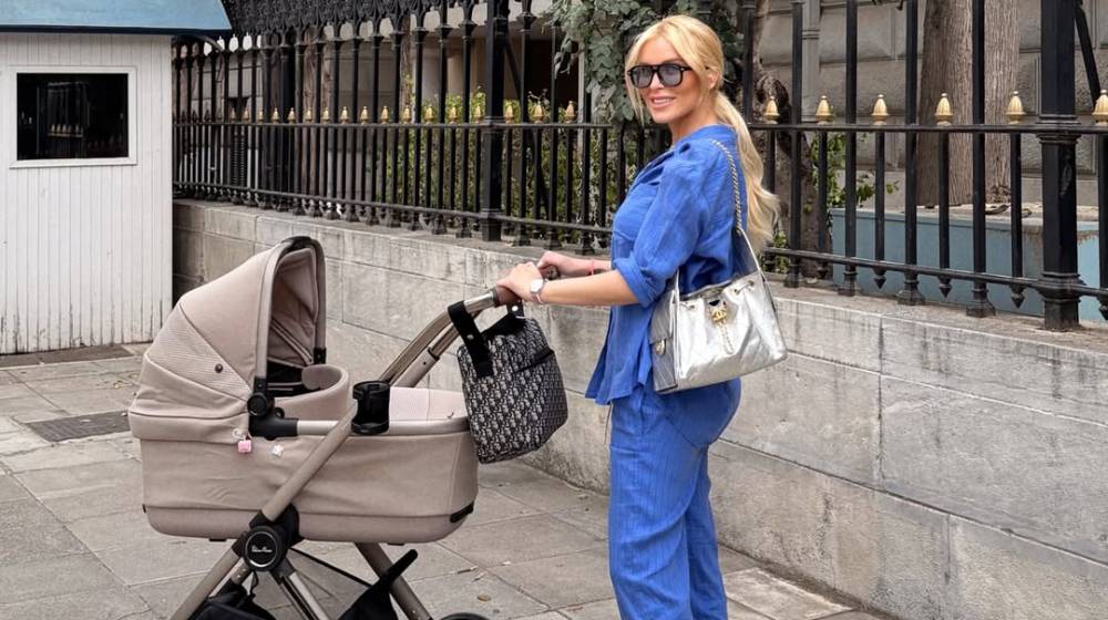 Κατερίνα Καινούργιου: Βόλτες στους δρόμους της Αθήνας, με την 40 ημερών κόρη της [εικόνες]