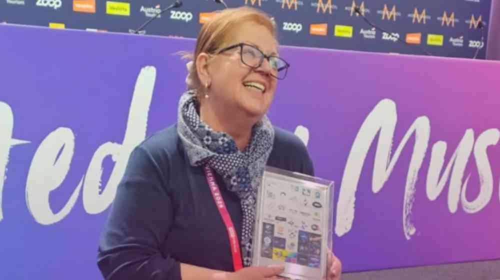 Ο σκηνοθέτης της Eurovision τίμησε την Εύη Παπαμιχαήλ για την 35χρονη πορεία της στην κυπριακή αποστολή 