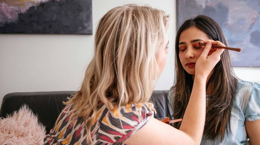 Makeup trick: Η σκιά που κάνει τα καστανά μάτια να λάμπουν