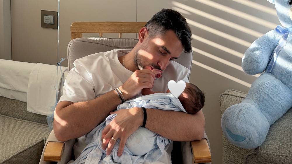 Σάκης Κατσούλης: Το πρώτο μπάνιο στην παραλία με τον 1,5 μήνα γιο του [εικόνα]