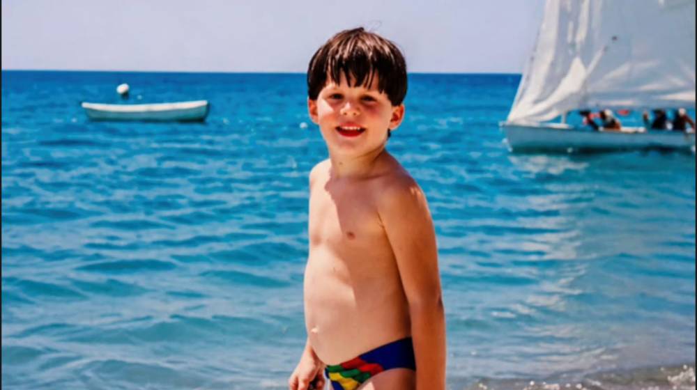 Το καλοκαιρινό throwback στιγμιότυπο Κύπριου τραγουδιστή - Τον αναγνωρίζετε; [εικόνα]