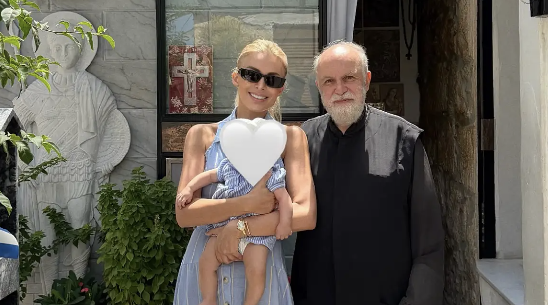 Κατερίνα Καινούργιου: Επισκέφθηκε τον πνευματικό της με την κόρη της [εικόνες]