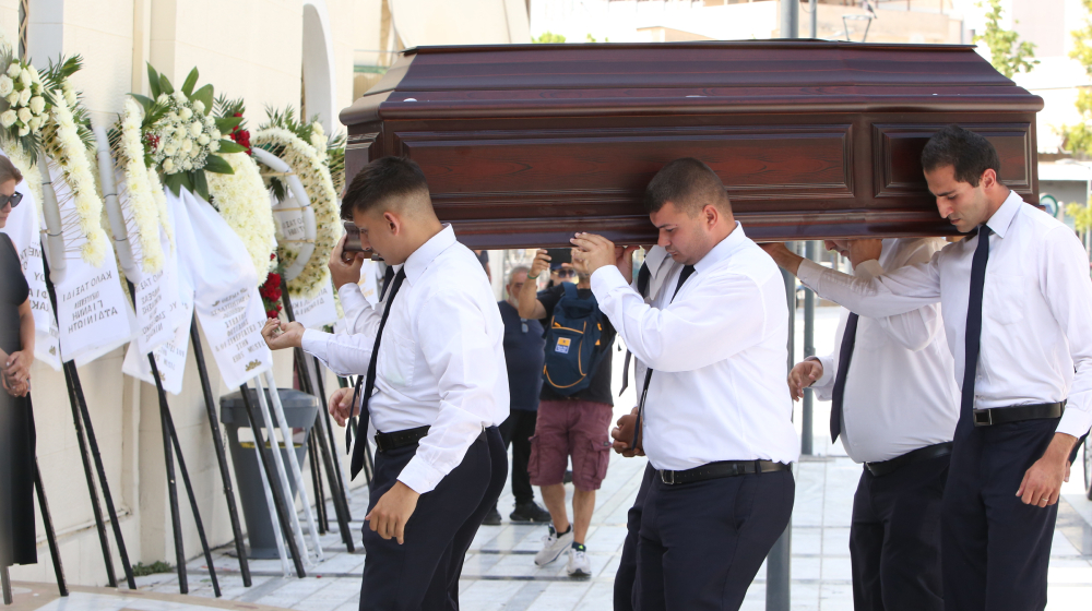 Κηδεία Δημήτρη Κόκοτα: Πλήθος κόσμου στο τελευταίο αντίο στον τραγουδιστή 