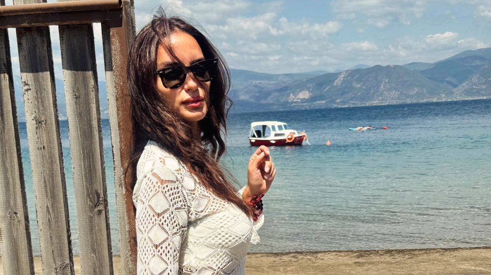 Ελπίδα Ιακωβίδου: Βόλτα στην παραλία αποχαιρετώντας το καλοκαίρι [εικόνα]