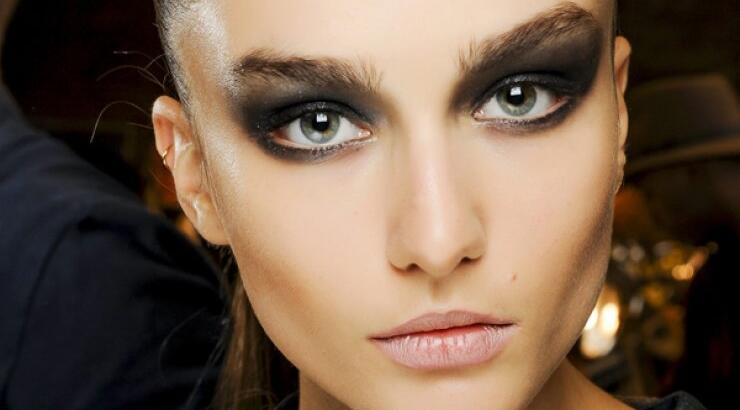Δείτε πώς θα πετύχετε το κλασσικό smokey eye look!