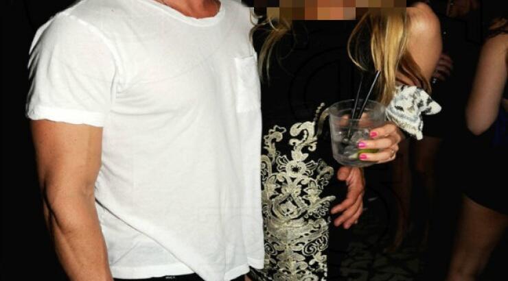 41χρονος ηθοποιός αρραβωνιάστηκε την 24χρονη αγαπημένη του!