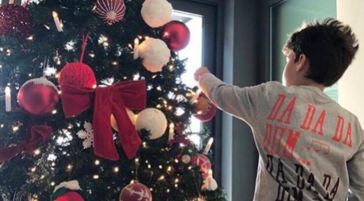 Ο γιος επώνυμου Έλληνα στολίζει το χριστουγεννιάτικο δέντρο του σπιτιού τους