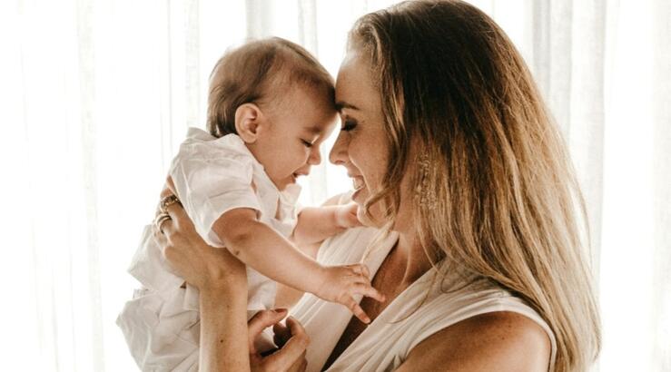 5 φράσεις που δεν πρέπει να πεις σε μια νέα μαμά