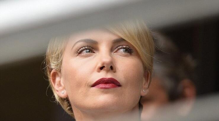 Theron, Bono και Naomi Campbell έδωσαν το παρόν στην επιμνημόσυνη δέηση του Mandela [βίντεο]