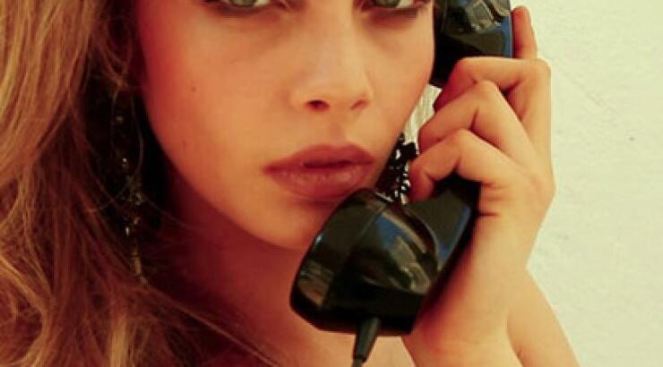 Η Cara Delevingne μιλάει ελληνικά!