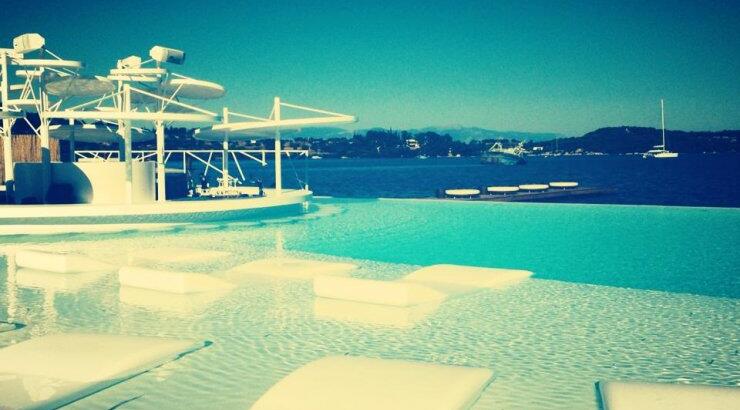 Ποια επώνυμη Κύπρια βρίσκεται σε αυτό το μέρος;