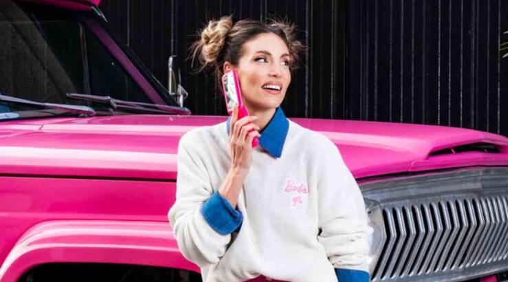 Αθηνά Οικονομάκου: Δημιουργεί comfy outfit από τη νέα συλλογή Barbie x Project Soma 