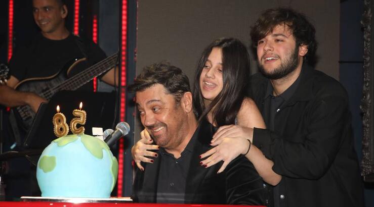 Γιώργος Θεοφάνους: Η έκπληξη των παιδιών του στη σκηνή για τα γενέθλιά του [εικόνες]