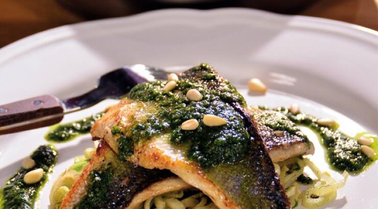 Λαυράκι με πέστο μυρωδικών και φοινόκιο σοτέ