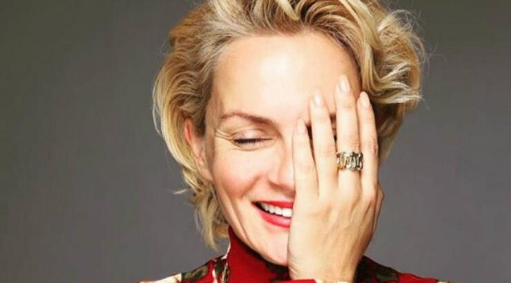 Ασυγκράτητη η Έλενα Χριστοπούλου! Τα καυτά δημόσια φιλιά με τον σύντροφο της στα μπουζούκια!