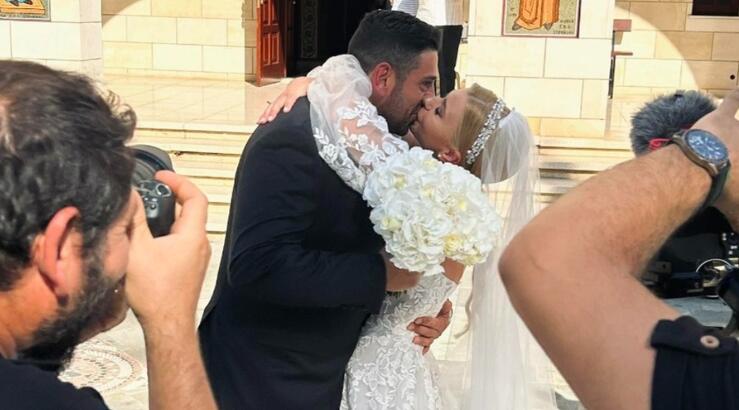 Φρόσω Βιολάρη – Μάριος Αβραάμ: Ανέβηκαν τα σκαλιά της εκκλησίας [εικόνες]