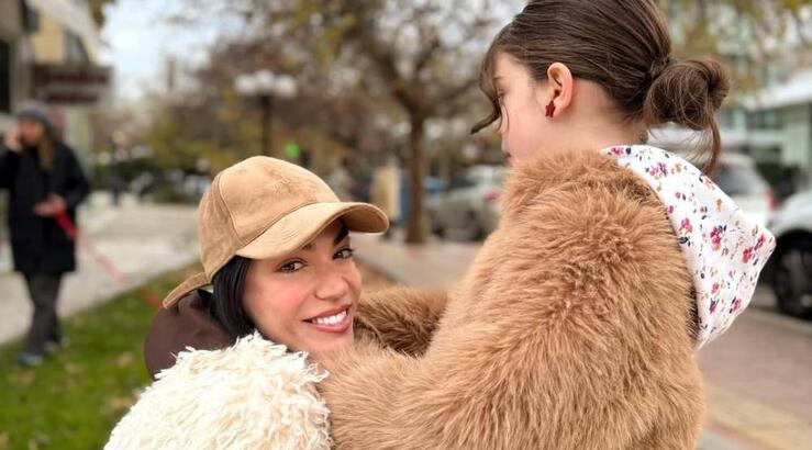 Ήβη Αδάμου για την κόρη της: «Θα ήθελα να μου μοιάσει στον δυναμικό χαρακτήρα που θεωρώ ότι έχω» [βίντεο]