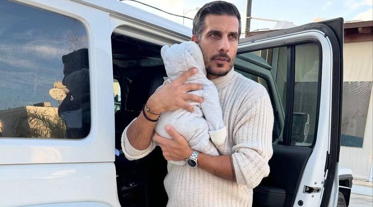 Άλκης Χρήστου: Κοιμάται αγκαλιά με τον γιο του στον καναπέ [εικόνα]