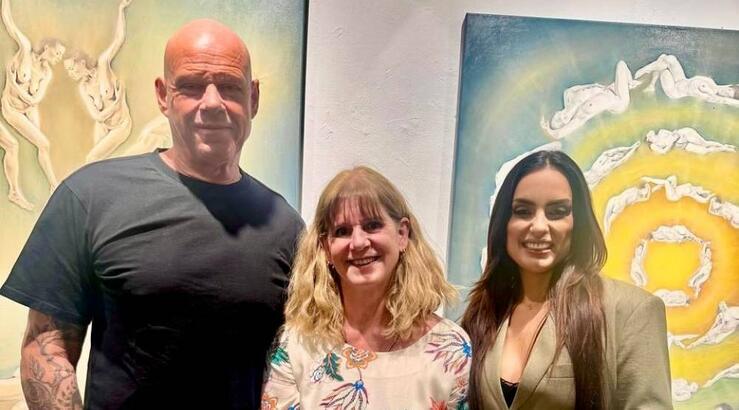 Τζώνη Καλημέρης: Απαθανάτισε τη σύζυγο και την αδερφή του μαζί στην Πάρο [βίντεο]