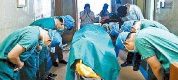 Γιατροί υποκλίνονται μπροστά σε 11χρονο ασθενή λίγο πριν πεθάνει 