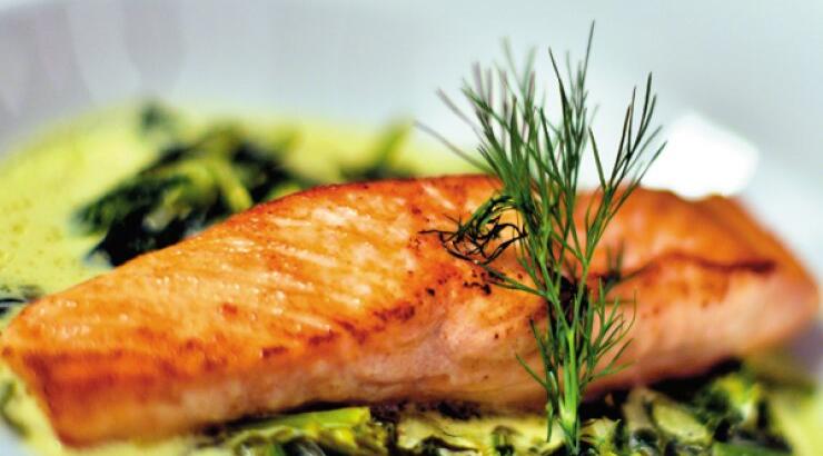 Φιλέτα σολομού στο τηγάνι σερβιρισμένα με χορταρικά και τυρί κρέμα 