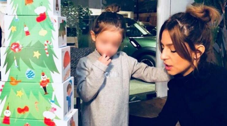 H τρυφερή φωτογραφία της Κωνσταντίνας Ευριπίδου με την Αριάδνη στο εξοχικό τους σπίτι στο Μονιάτη